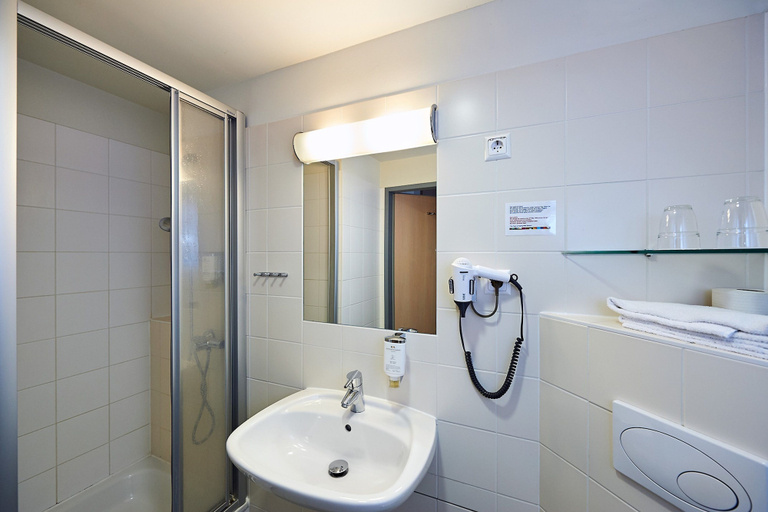 Bathroom 4, Hotel Kolpinghaus Wien Zentral, Wien