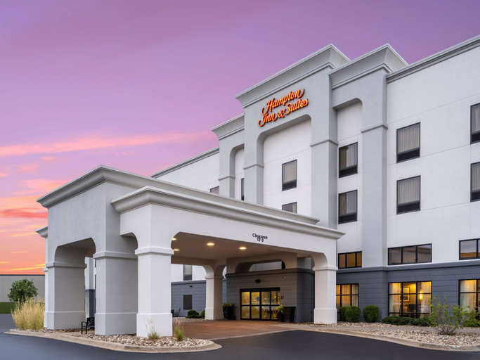 Exterior & Views 2, Hampton Inn & Suites Cedar Rapids - North, Linn