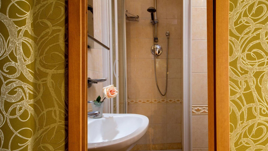 Bathroom 5, Ad Hoc Domus, Rome