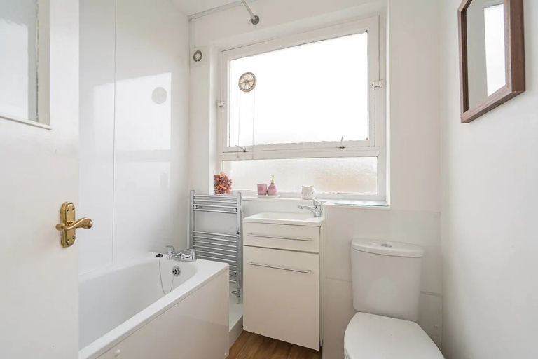 Bathroom, Royal Mile 2BR Apartment Private Balcony, Edinburgh