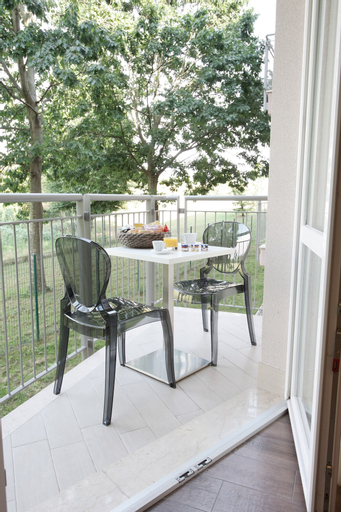 Exterior & Views 12