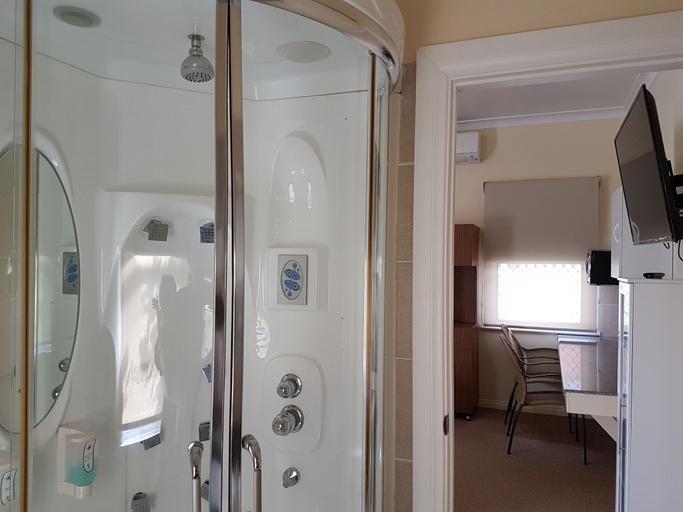 Bathroom 3, The Golfers Inn, Tenterfield
