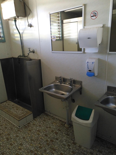 Bathroom 5, Irish Club Accommodation, Mount Isa