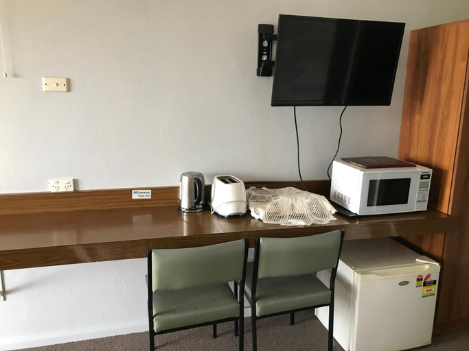 Others 5, County Lodge Motor Inn, Bland