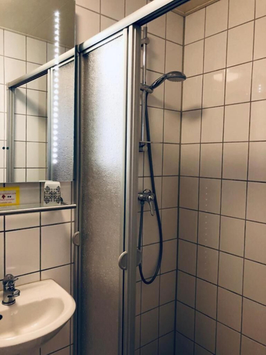 Bathroom 3, Pension K.Krause, Salzgitter