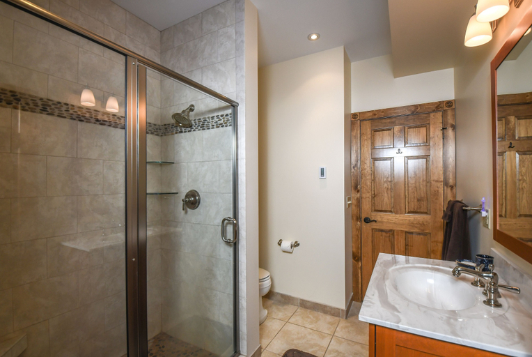 Bathroom, Skydance 5 Bedroom House, Garrett
