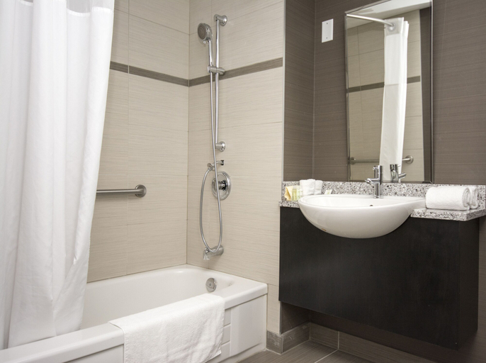 Bathroom 5, Ramada by Wyndham Ottawa On The Rideau, Ottawa