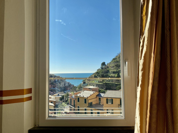 Exterior & Views 24