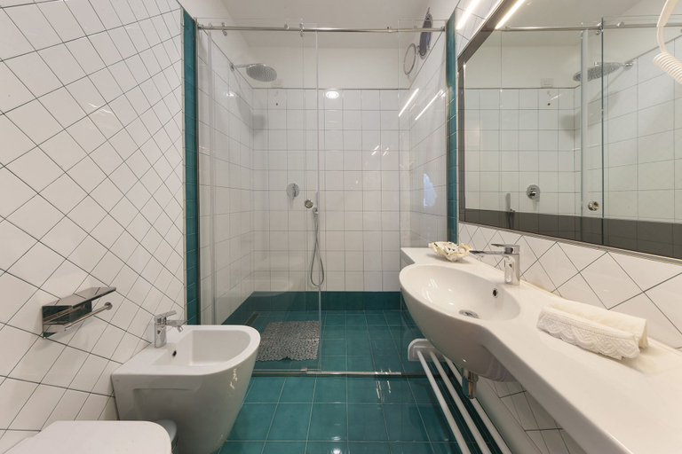 Bathroom 3, Villa Giove, Napoli