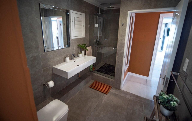 Bathroom 3, 4 Dolphin views La Mercy, eThekwini