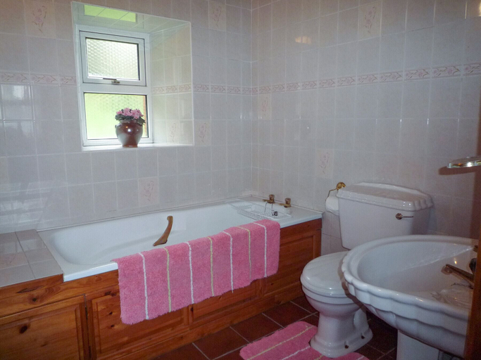Bathroom 3, Angelas Farmhouse
