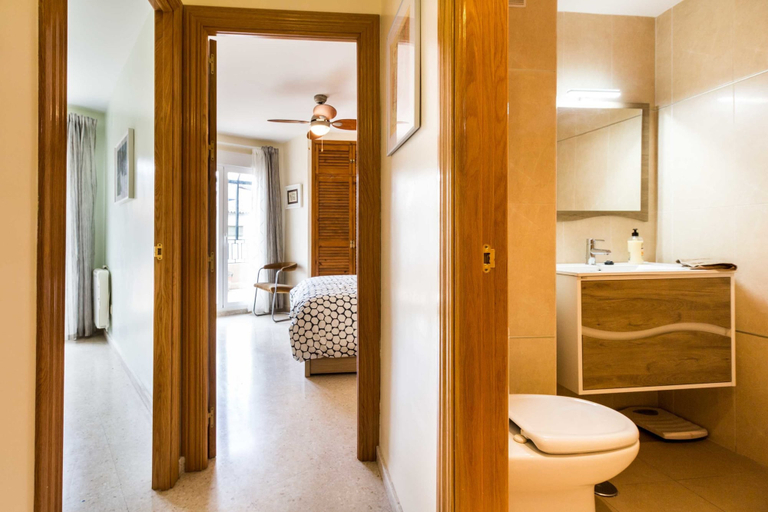 Bathroom 4, Paseo del Salón, Granada