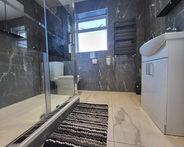Bathroom 2, Top Luxury 2 bed Apartment - London, London
