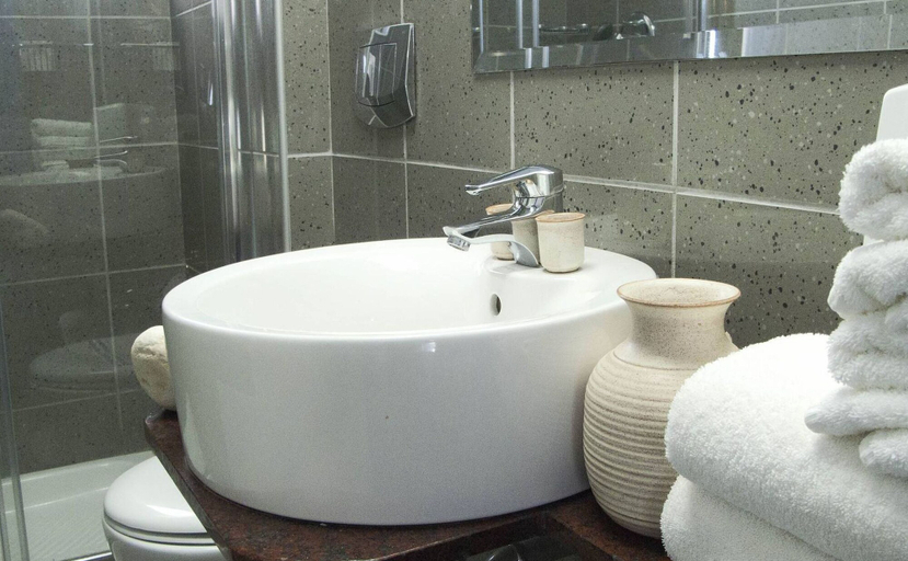 Bathroom 4, Ibiscos Garden Hotel, Crete