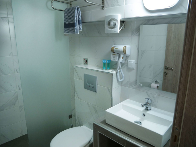 Bathroom 5, Sunshine Apartments, Central Macedonia