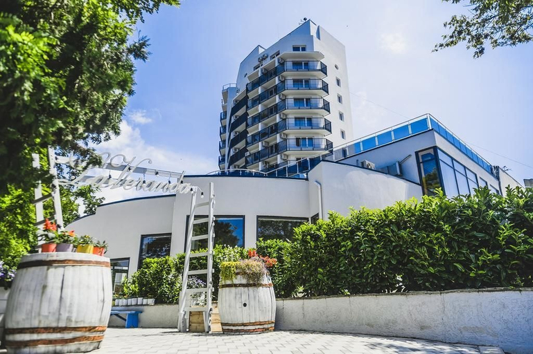 Exterior & Views