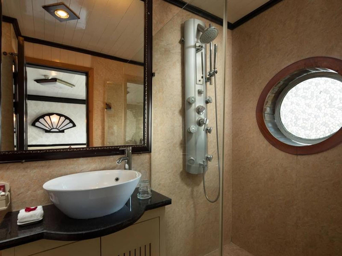 Bathroom, Halong Bay Overnight Cruise, Hạ Long