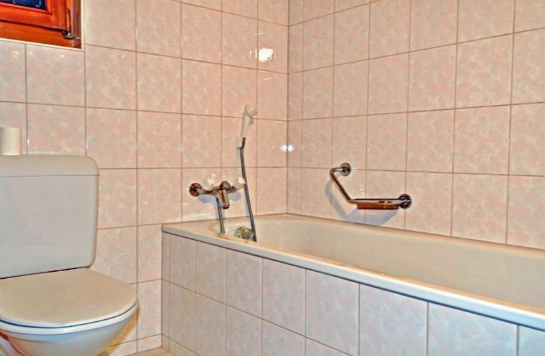Bathroom, Dorothy Sunshine, Goms
