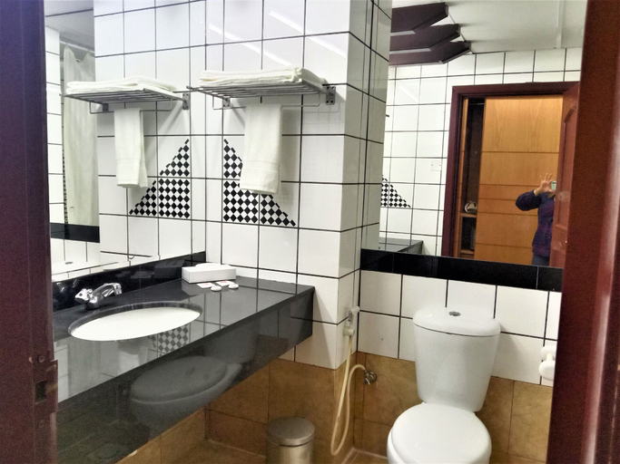 Bathroom 3, Al Commodore Hotel, Manama