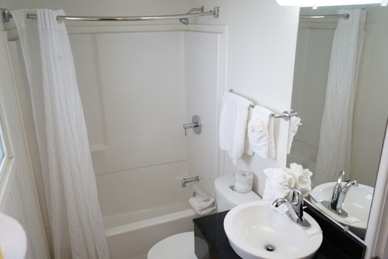 Bathroom 4, Othello Inn And Suites, Adams