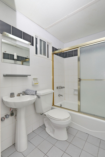 Bathroom 5, Dolphin Hotel, Thessaly