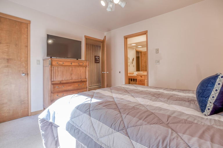 Bedroom 3, Ski House 160, Deschutes
