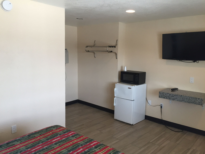 Others 5, Ace Budget Motel, San Diego