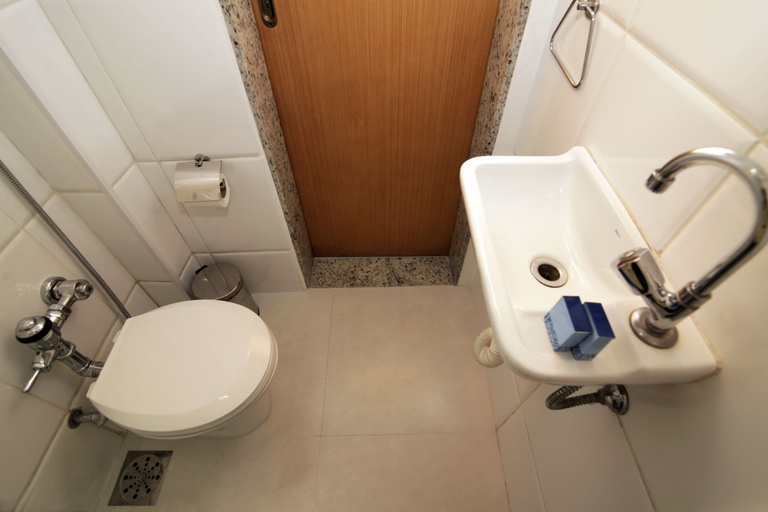Bathroom 3, Rio Rentals 021- C066 Studio com maquina de lavar em Copacabana, Rio de Janeiro