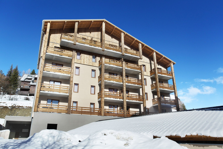 Exterior & Views