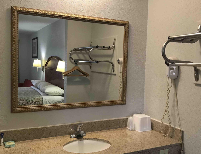 Bathroom 4, Walnut Inn Motel, McIntosh