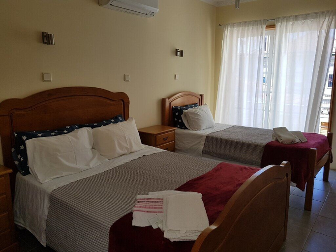 Bedroom 4, Pensão Leão De Ouro, Matosinhos