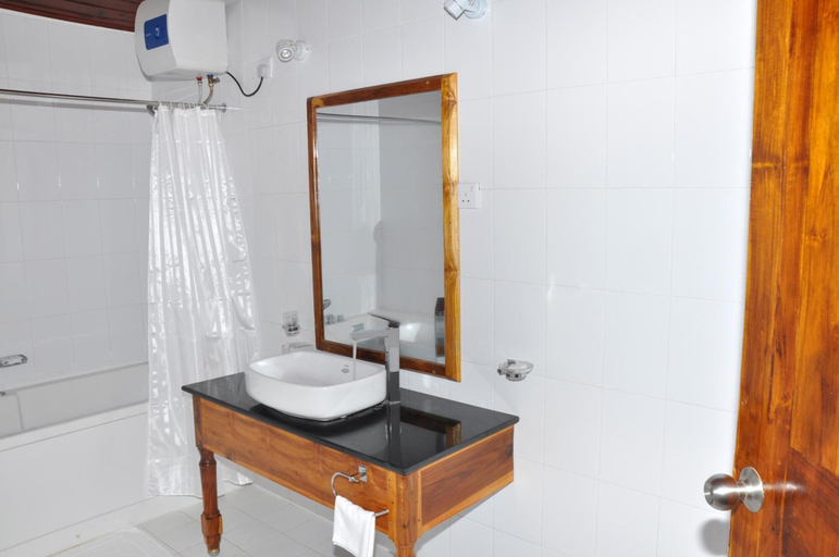 Bathroom 5, Hotel Naaval, Manmunai North