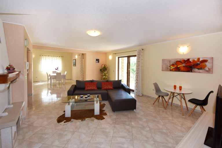 Others 5, Villa 598, Tinjan