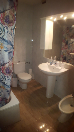 Bathroom, Piso en la Ribera 4 dormitorios wifi, Córdoba