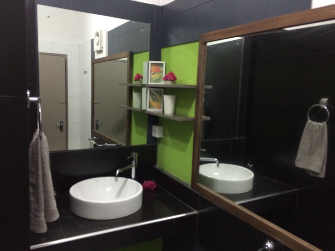 Bathroom, Seaview Holiday Apartments
