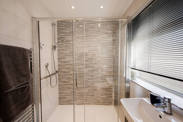 Bathroom 4, Bungalow 2 min Walk to Beach and sea Sleeps 6, Kent