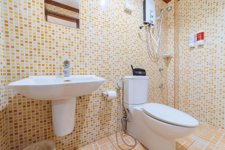Bathroom 3, RedDoorz near Golden Sarok Shrine, Kalibo