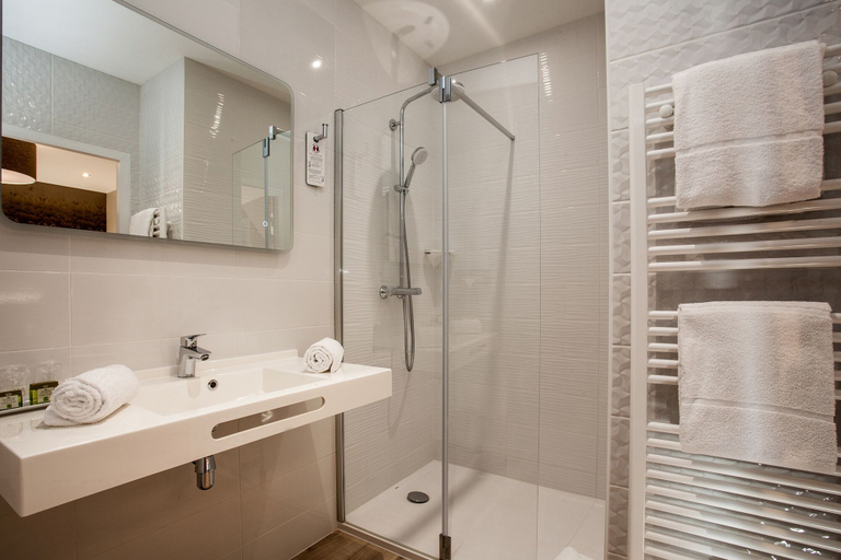 Bathroom 5, Hotel Restaurant La Hoirie, Dordogne