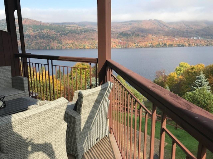 Balcony 5, Huge 3 Bedroom Condo with a View, Les Laurentides