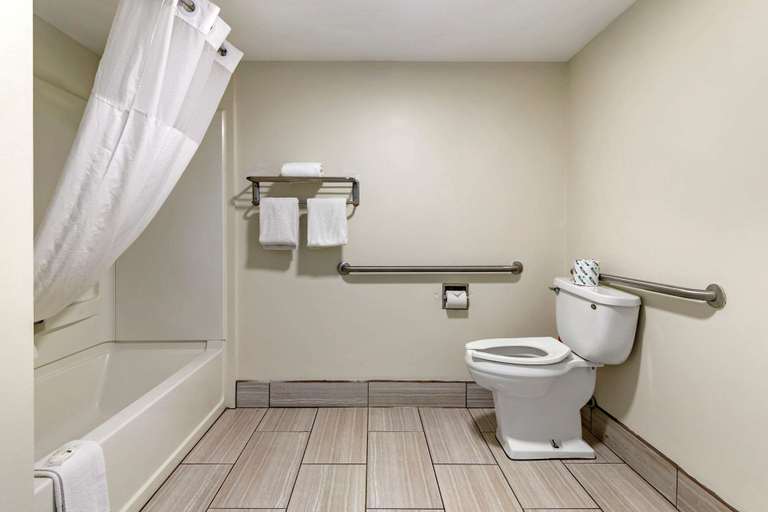 Bathroom 4, Quality Inn Brunswick, Glynn