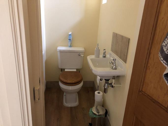 Bathroom 3, Beautiful 3 Bedroomed Cotswolds Farmhouse, Gloucestershire