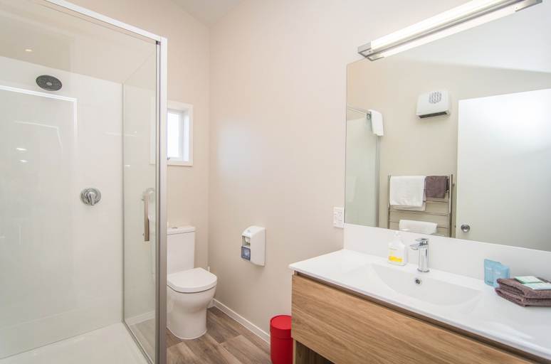 Bathroom 4, Cedar Lodge Motel, Timaru