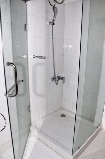 Bathroom 4, Hotel Naaval, Manmunai North