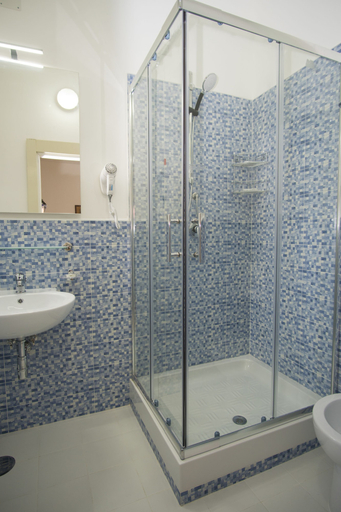 Bathroom 5, Albergo Delfino, Salerno