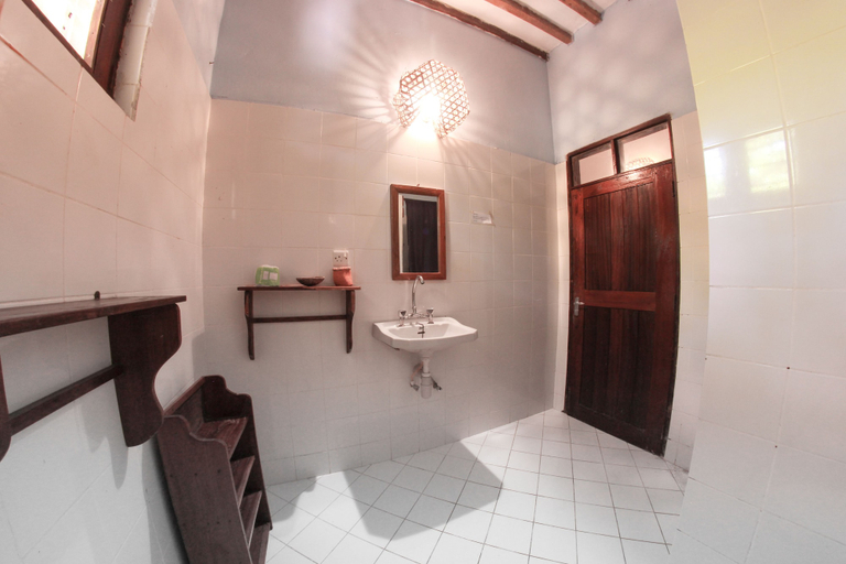 Bathroom 4, Kipepeo Lodge, Kusini