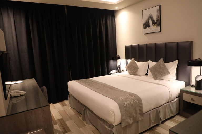 Bedroom 2, Seven Palaces
