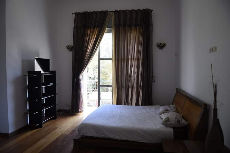 Bedroom 5, Casa de la familia