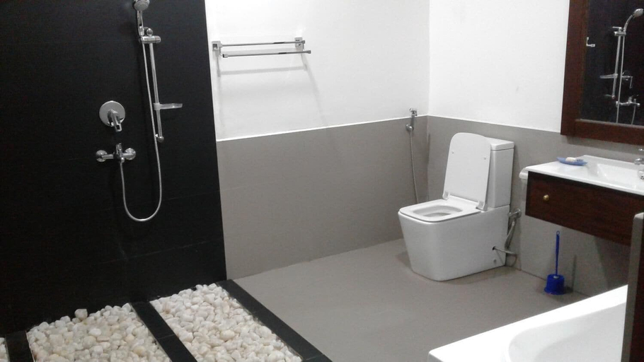 Bathroom 4, Lawan One Kandy, K.F.G. & G. Korale