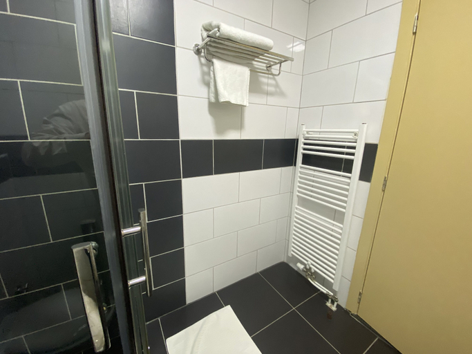 Bathroom 5, Fly Inn Brussels Airport, Vlaams Brabant