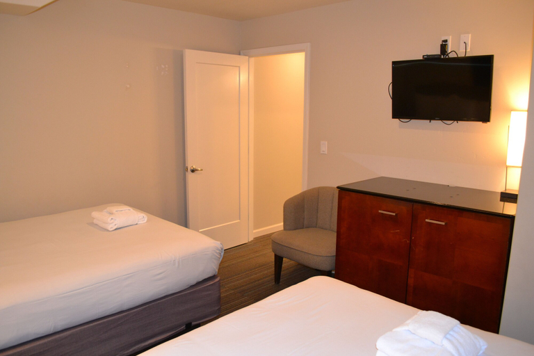 Bedroom 4, Moonlight Beach Motel, San Diego
